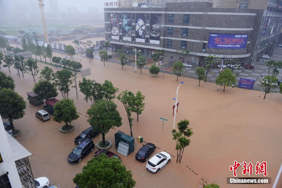 持续暴雨致长沙发生严重内涝 多辆汽车被困