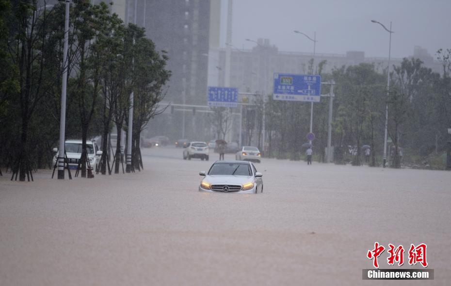 持续暴雨致长沙发生严重内涝 多辆汽车被困