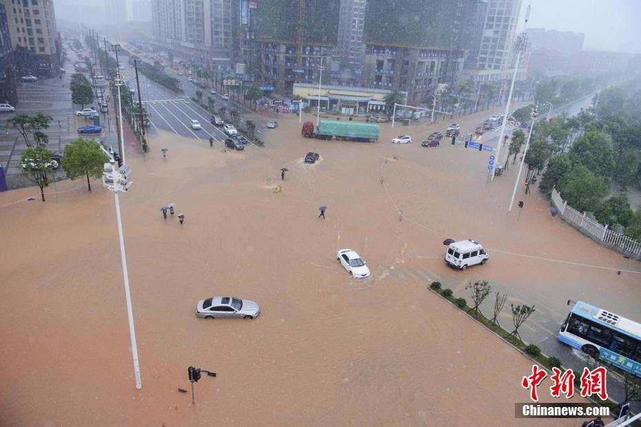 持续暴雨致长沙发生严重内涝 多辆汽车被困