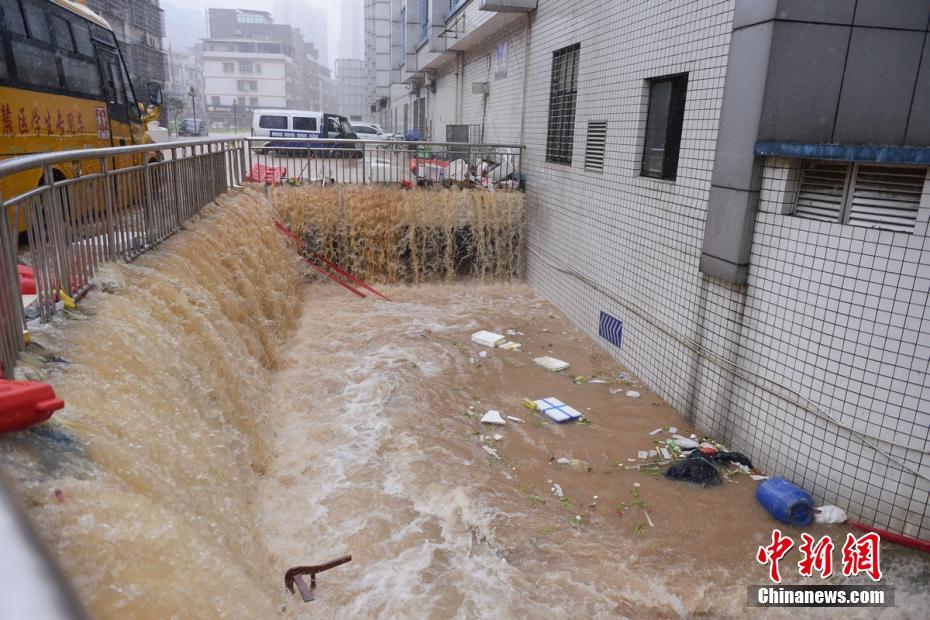 持续暴雨致长沙发生严重内涝 多辆汽车被困