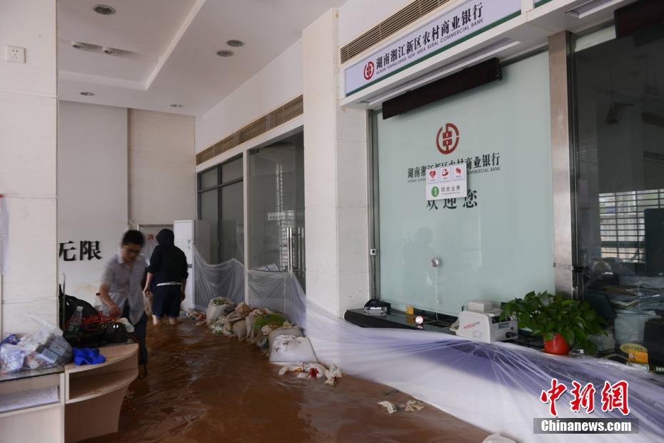 持续暴雨致长沙发生严重内涝 多辆汽车被困