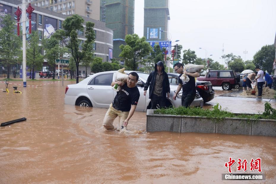 持续暴雨致长沙发生严重内涝 多辆汽车被困