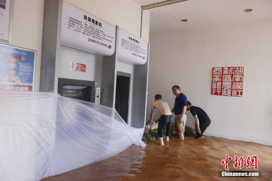 持续暴雨致长沙发生严重内涝 多辆汽车被困