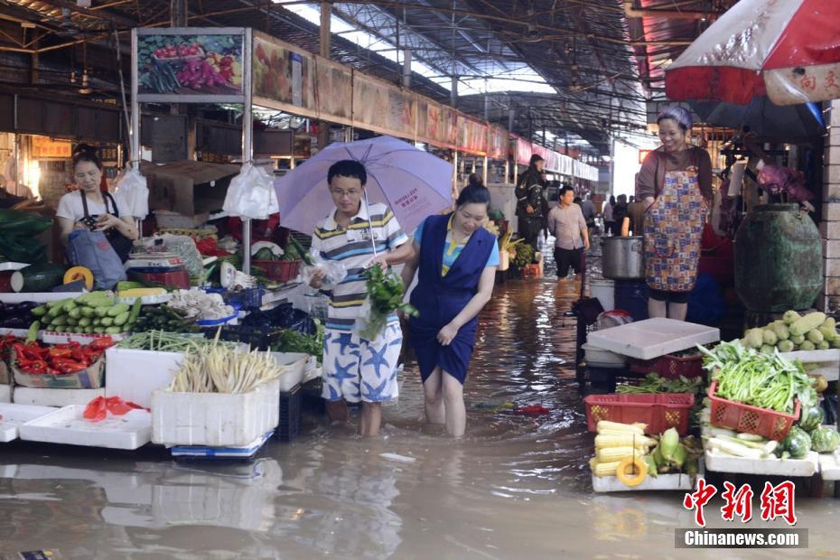 持续暴雨致长沙发生严重内涝 多辆汽车被困