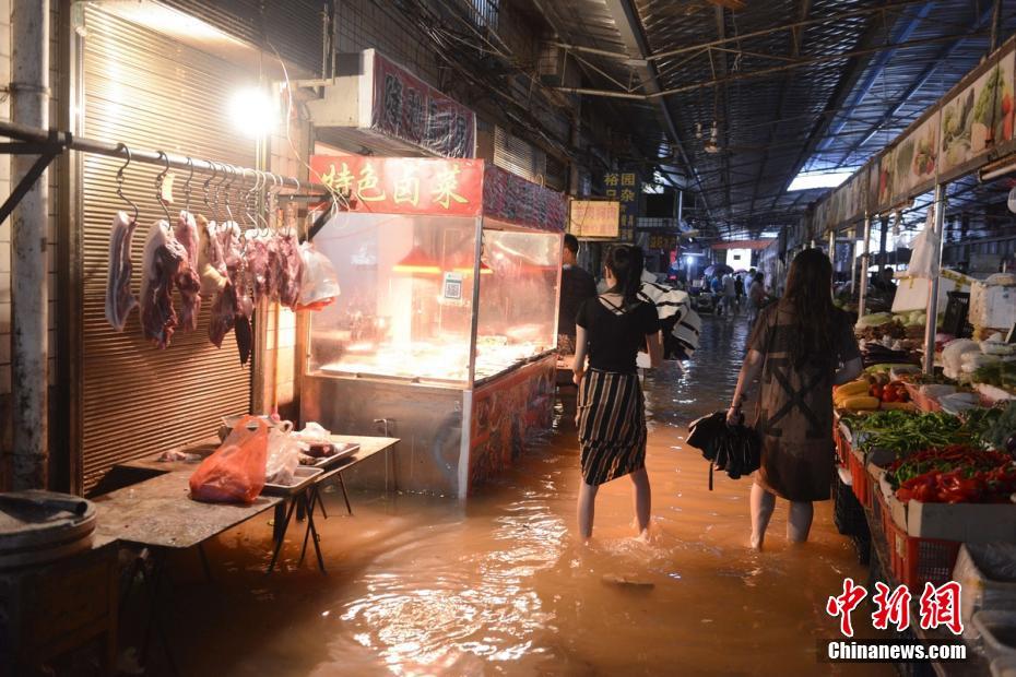 持续暴雨致长沙发生严重内涝 多辆汽车被困