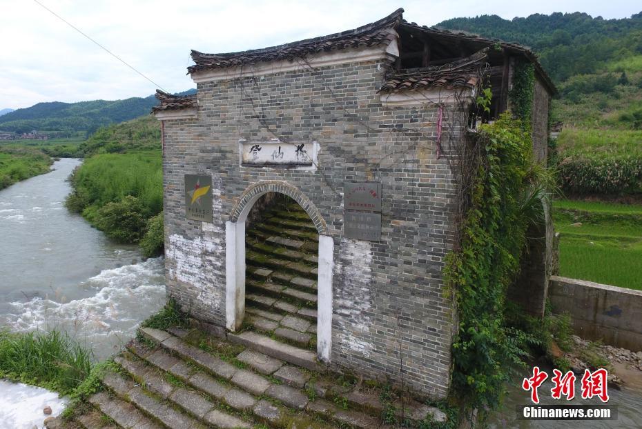 航拍江西乐安“登仙桥” 造型奇特如“房屋”