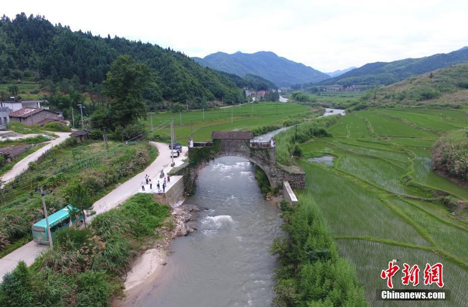 航拍江西乐安“登仙桥” 造型奇特如“房屋” 航拍江西乐安“登仙桥” 造型奇特如“房屋”