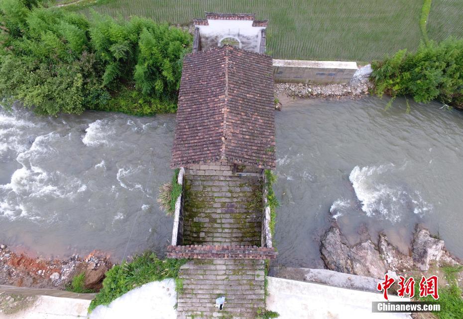 航拍江西乐安“登仙桥” 造型奇特如“房屋” 航拍江西乐安“登仙桥” 造型奇特如“房屋”