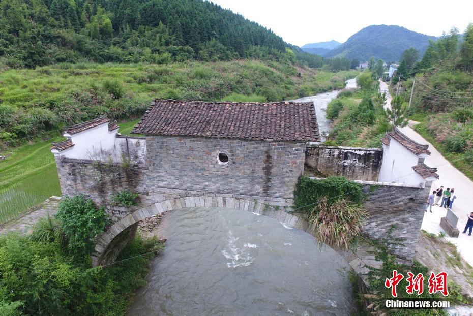 航拍江西乐安“登仙桥” 造型奇特如“房屋” 航拍江西乐安“登仙桥” 造型奇特如“房屋”