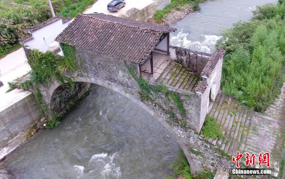 航拍江西乐安“登仙桥” 造型奇特如“房屋” 航拍江西乐安“登仙桥” 造型奇特如“房屋”