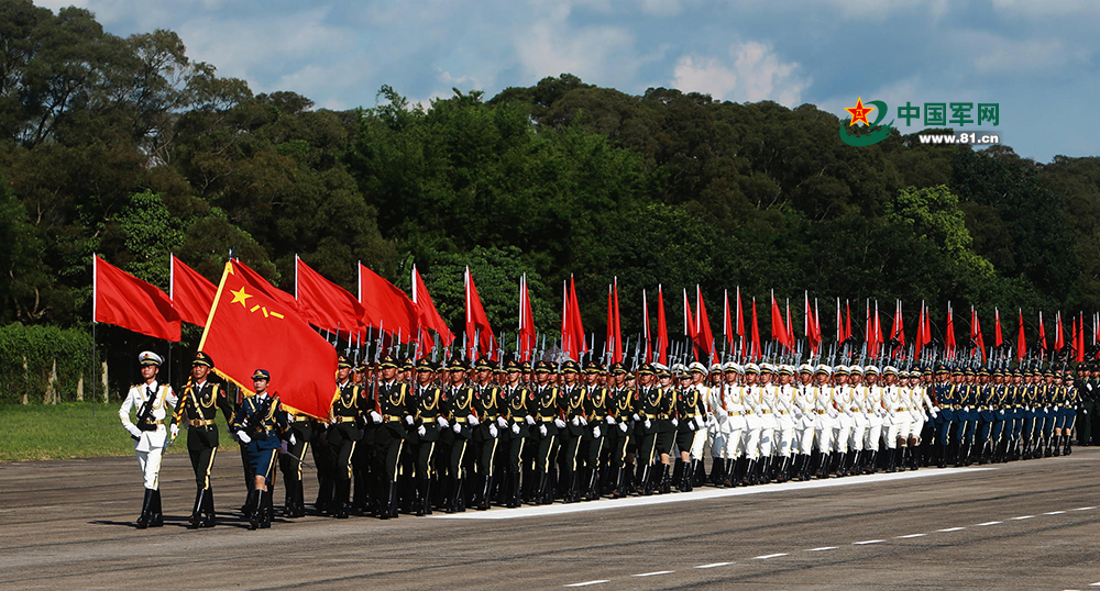 这是驻香港部队官兵接受检阅。