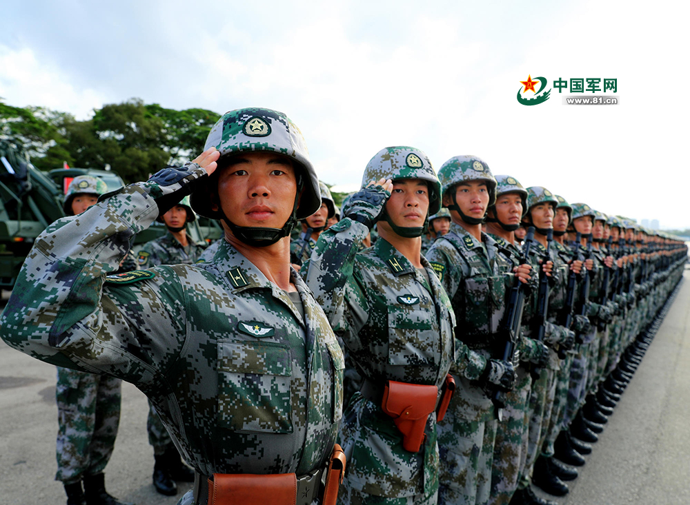 这是驻香港部队官兵接受检阅。