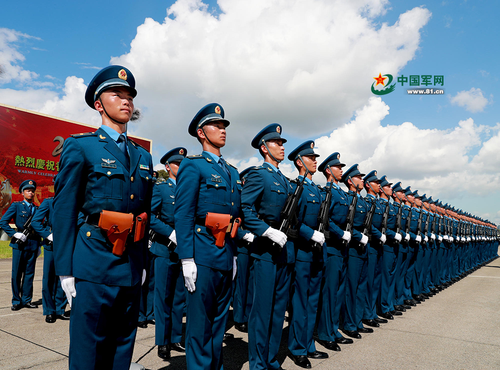 中国人民解放军驻香港部队接受检阅( 9 / 20 )