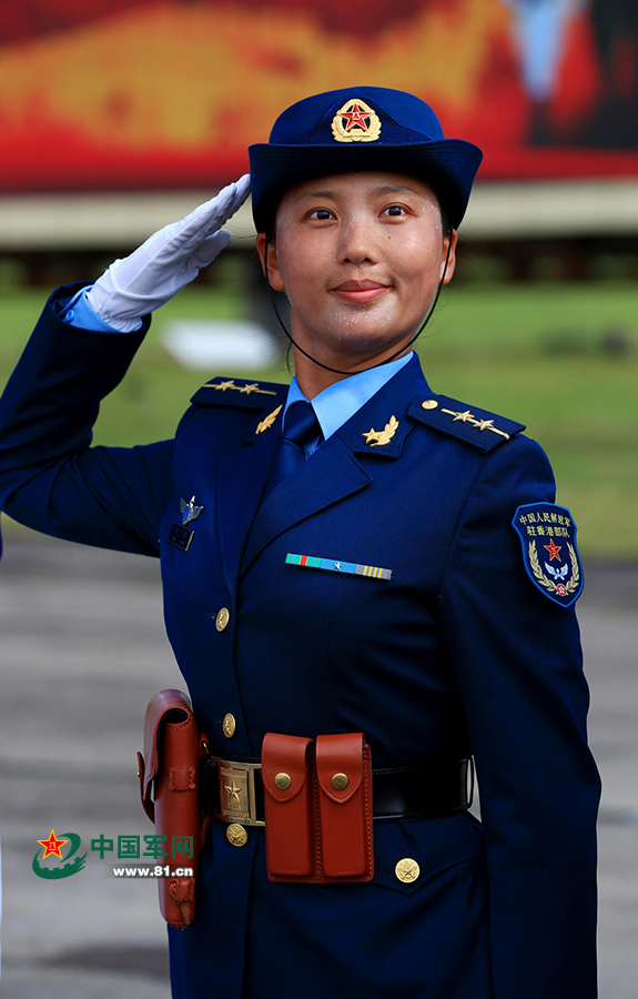 这是驻香港部队官兵接受检阅。