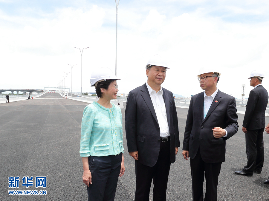 这是习近平来到港珠澳大桥香港段建设工地，听取建设情况介绍，仔细询问工程规划、施工进度和质量安全等情况。