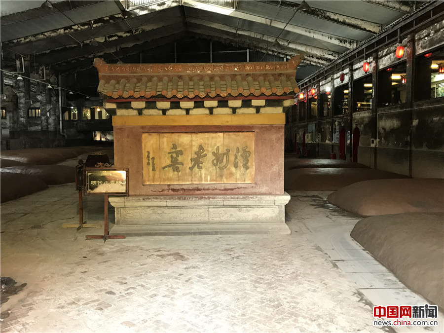 7月2日， “共舞长江经济带——探访长江经济带区域协同生态发展之路”网络主题活动采访团探访“双遗”产业基地——四川省泸州市国酒窖池群。