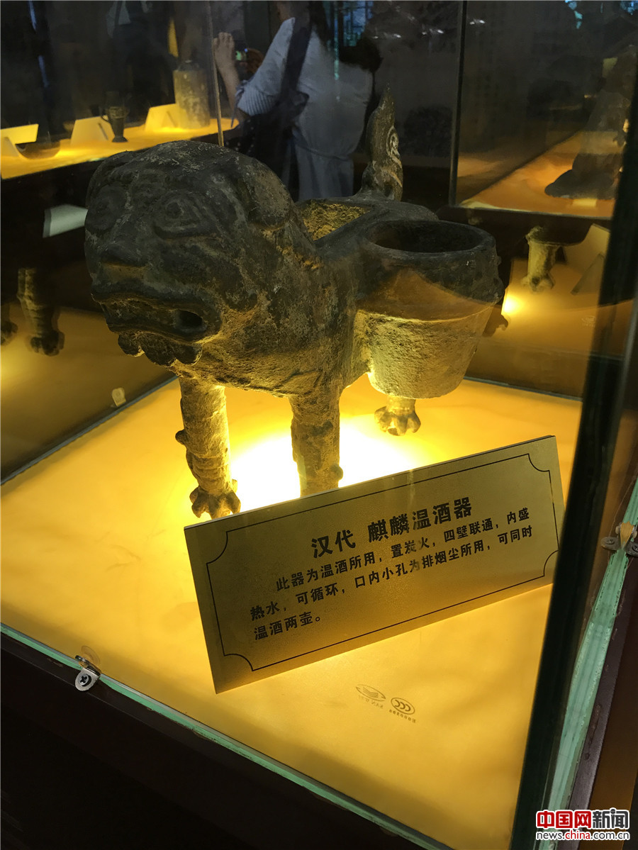 图为国酒窖池博物馆，这个麒麟温酒器被称为“镇城之宝”。