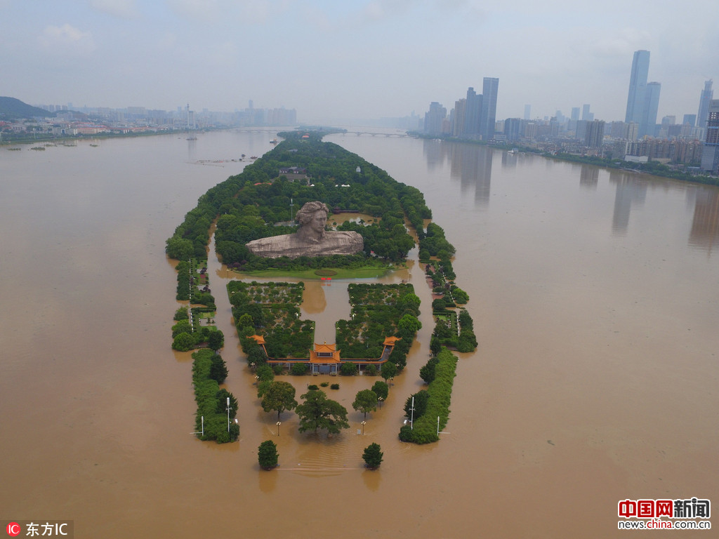 湖南持续暴雨航拍橘子洲头淹没变航母24