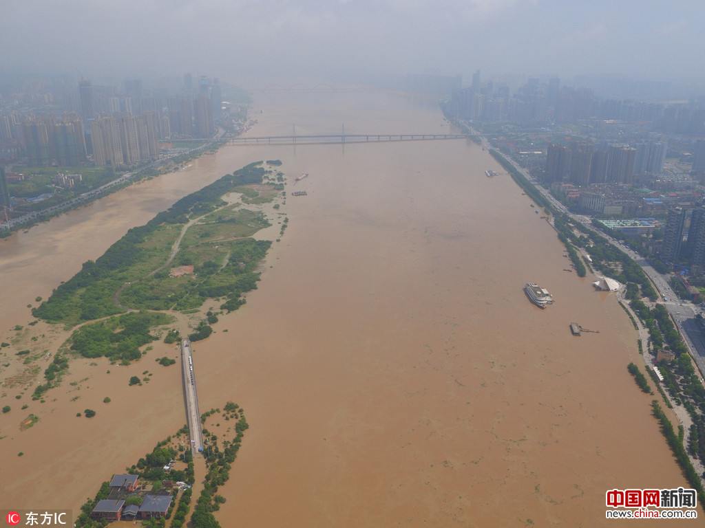 全国多地遭暴雨侵袭 20省受灾损失逾350亿