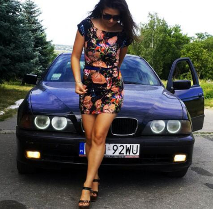 乌克兰网红酒驾 两美女边开车边直播香消玉殒