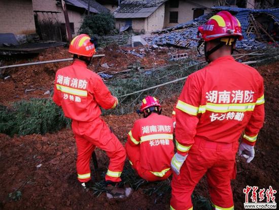 宁乡消防官兵负责对山体滑坡位置掩埋的房屋进行搜救和救援。摄影 李玺