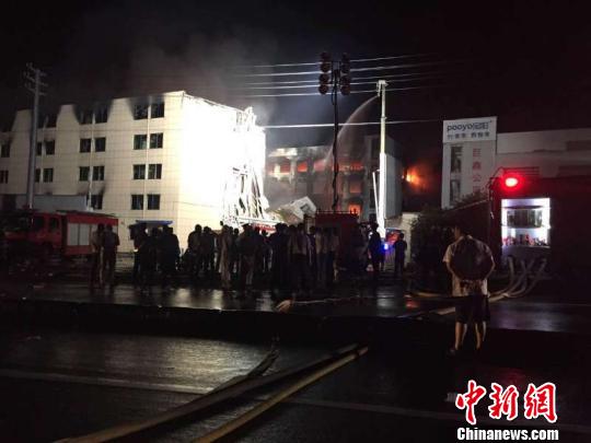 浙江金华一厂房起火百余名职工逃生两人受伤