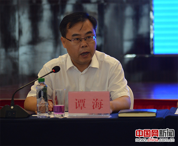 图为媒体座谈会上，贵州省赤水市委副书记、市长谭海致欢迎词。