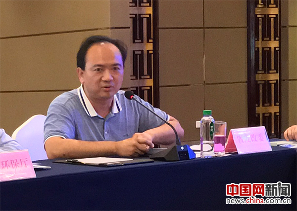 图为媒体座谈会上，贵州省发改委长江经济带领导小组办公室日常工作负责人、交通处副处长王方向采访团介绍相关情况。