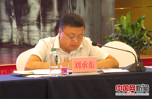 图为媒体座谈会上,贵州省环保厅党组成员、总工程师刘承东向采访团介绍贵州省融入长江经济带区域协同发展情况。 图为媒体座谈会上,贵州省环保厅党组成员、总工程师刘承东向采访团介绍贵州省融入长江经济带区域协同发展情况。