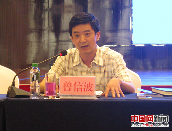 图为媒体座谈会上,贵州省水文水资源局党委书记曾信波向采访团介绍贵州省水污染治理及水环境现状。 图为媒体座谈会上,贵州省水文水资源局党委书记曾信波向采访团介绍贵州省水污染治理及水环境现状。