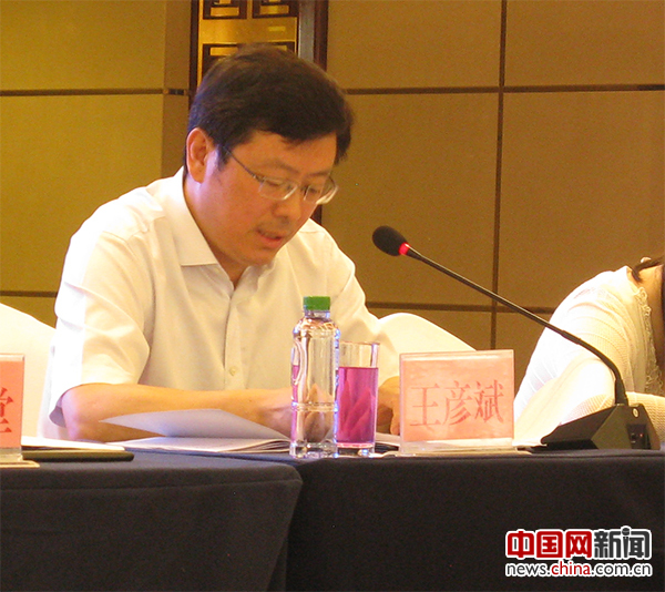 图为媒体座谈会上,贵州省贵州省遵义市政府党组成员、市政府副秘书长王彦斌向记者团介绍遵义市在绿色经济、绿色家园、绿色制度等方面的建设情况。 图为媒体座谈会上,贵州省贵州省遵义市政府党组成员、市政府副秘书长王彦斌向记者团介绍遵义市在绿色经济、绿色家园、绿色制度等方面的建设情况。