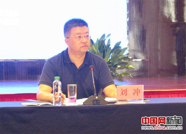 图为媒体座谈会主持人贵州省委宣传部部务会成员、省委网信办专职副主任刘冲。 图为媒体座谈会主持人贵州省委宣传部部务会成员、省委网信办专职副主任刘冲。