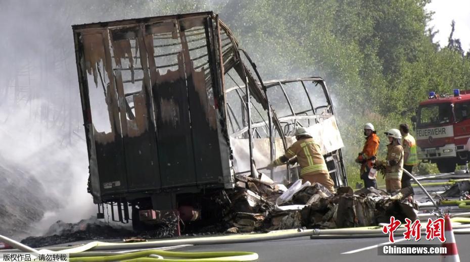 德国大巴遭遇严重车祸 造成18人死30人伤