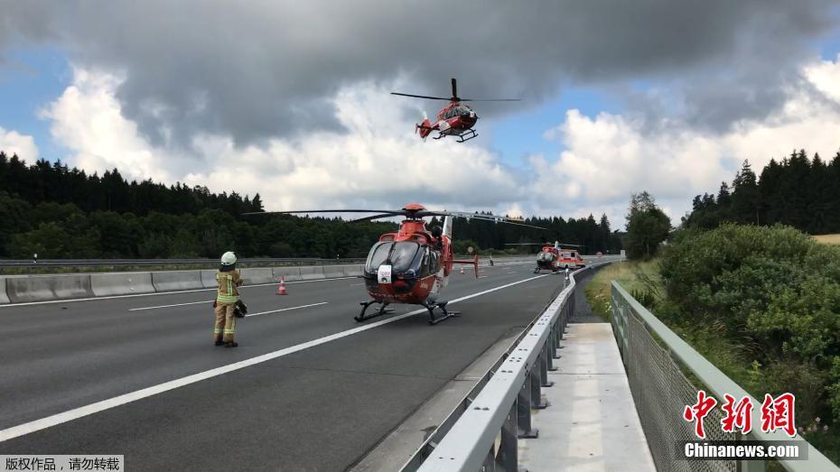 德国大巴遭遇严重车祸 造成18人死30人伤