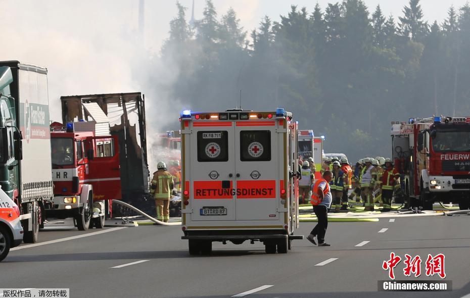 德国大巴遭遇严重车祸 造成18人死30人伤