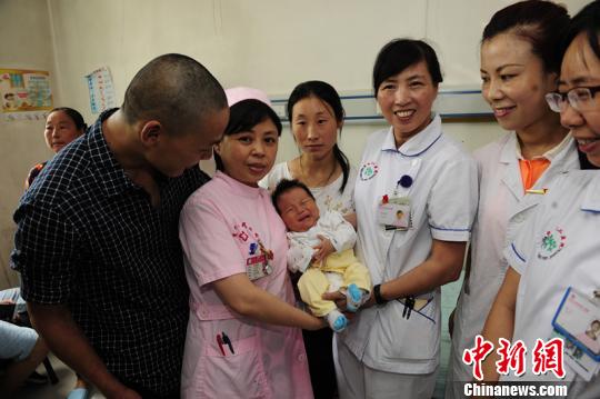 茂县垮塌幸存一家三口出院:对未来生活满怀希望