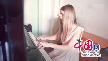 萨沙在演奏钢琴.jpg