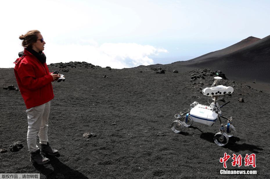 工作人员操控机器人。