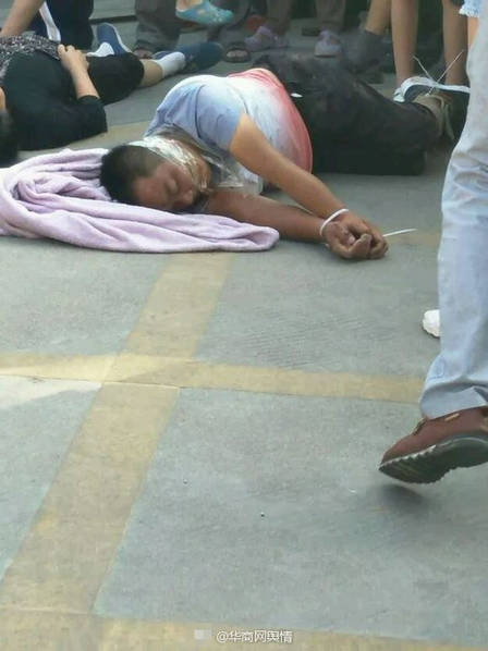 陕西汉中西乡县疑现暴力强拆一家人被绑胶带后打伤