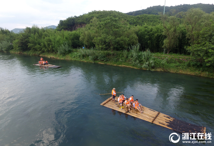 7月4日,杭州又悶又熱,最高氣溫達33℃,在餘杭雙溪漂流景區,遊客乘竹筏