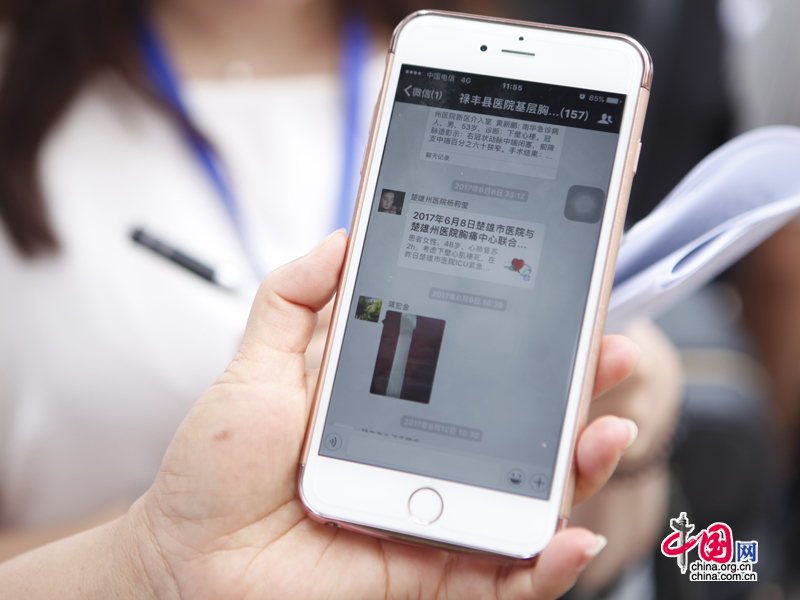 禄丰县医院内一名负责人向记者展示医生之间用微信沟通转诊情况