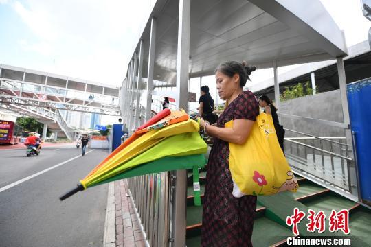 广西南宁:共享雨伞现身街头 租借半小时05元