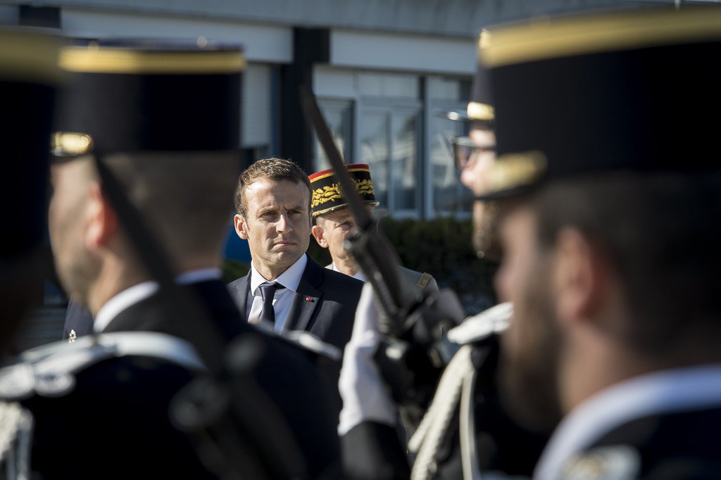 法国总统马克龙索降核潜艇视察