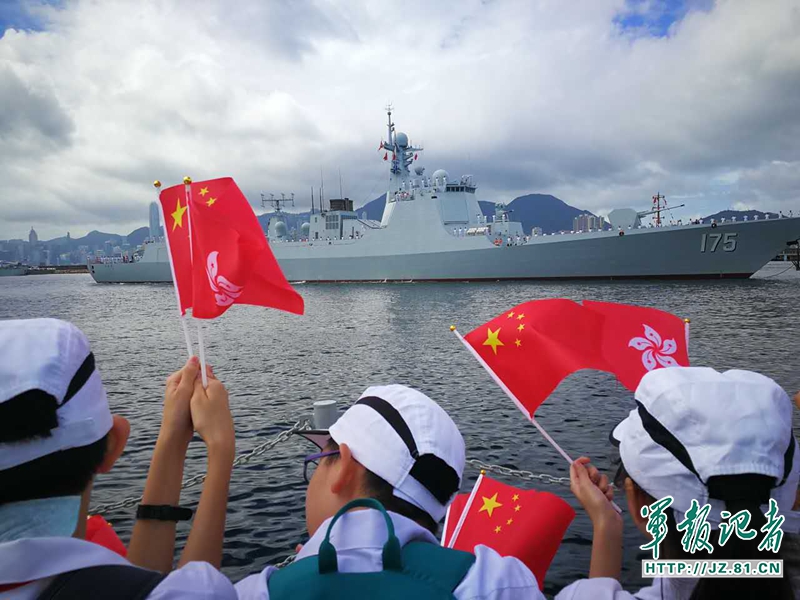 辽宁舰今晨抵达香港，市民海边迎接