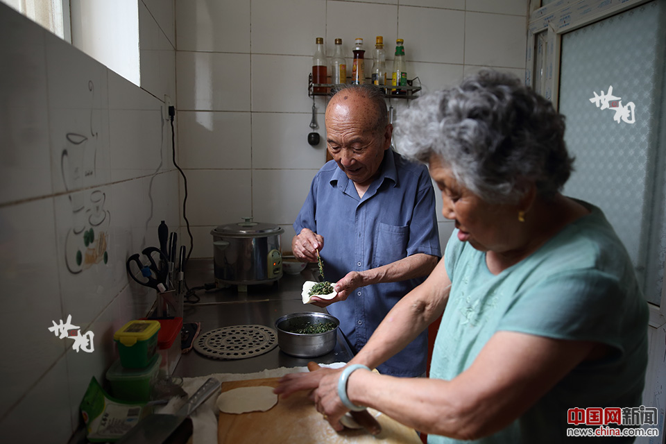 郑福来和老伴儿李春生在家中准备午饭。如今两位老人住在卢沟桥西的一处平房里，育有一子三女的他们，生活简单而朴素。