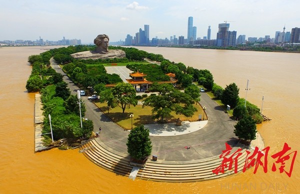 (7月6日上午,長沙市橘子洲頭,湘江水位回落後,原來被大面積淹沒的景區