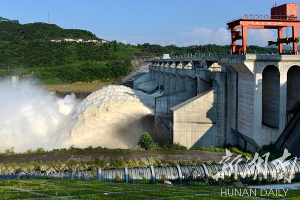 (7月4日,洪江市托口水电站开闸泄洪. 杨锡建 摄