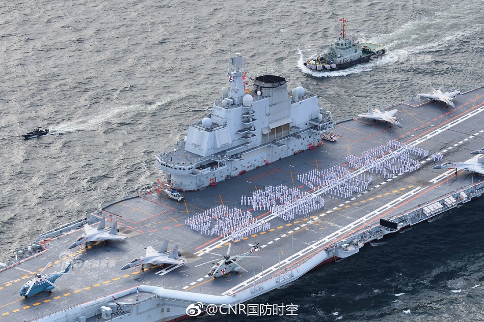 辽宁号航母抵港官兵甲板列队成字_新闻中心_中国网
