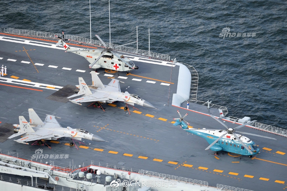 香港你好辽宁号航母抵港官兵甲板列队成字0218