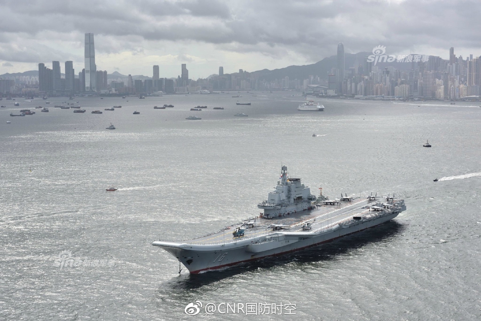 香港你好辽宁号航母抵港官兵甲板列队成字0218